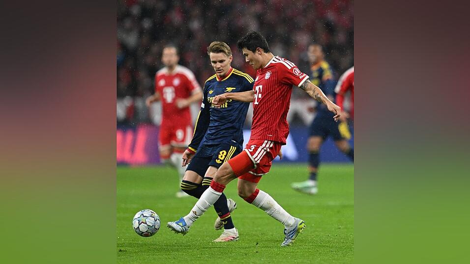 Minjae Kim (r) konnte nur bis zur Pause seinen Job als Verteidiger erledigen. Minjae Kim (r) konnte nur bis zur Pause seinen Job als Verteidiger erledigen.