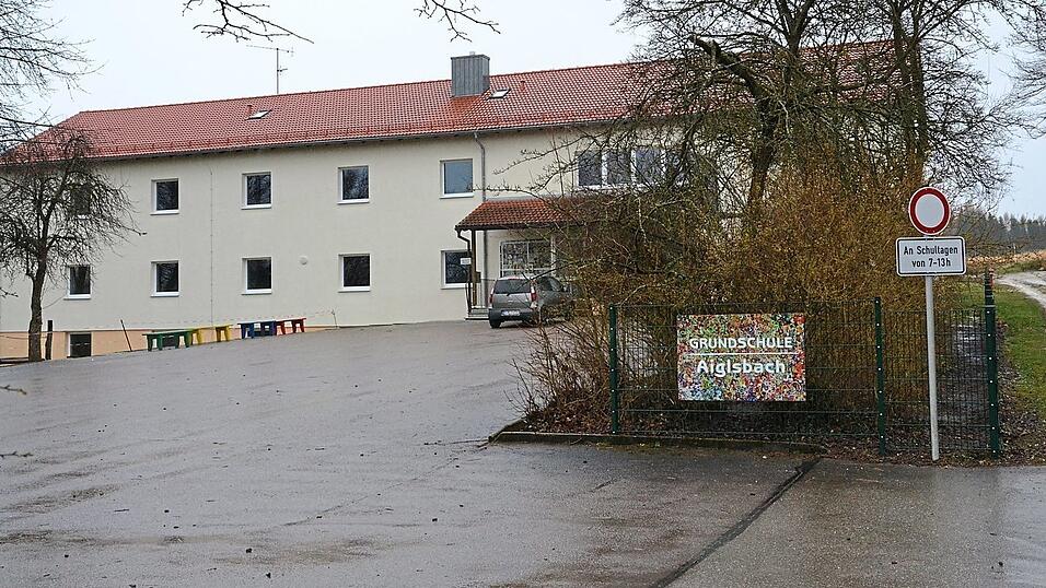Gibt es den Coronafall an der Aiglsbacher Grundschule? Aktuell bewegt man sich im Bereich des Verdachts, der aber noch keine Best&auml;tigung gefunden hat. Bis auf weiteres herrscht deshalb vorsorglich kein Schulbetrieb.