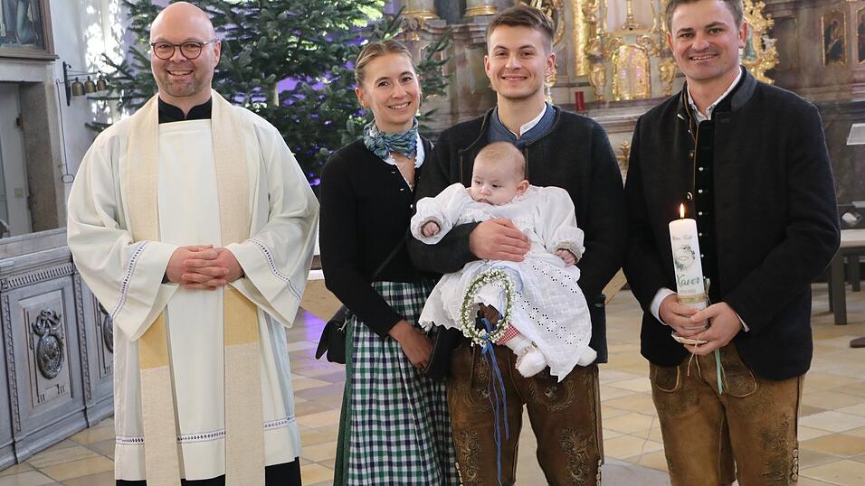 Der T&auml;ufling Xaver Brandl auf den Armen seines Taufpatens Franz Aschenbrenner