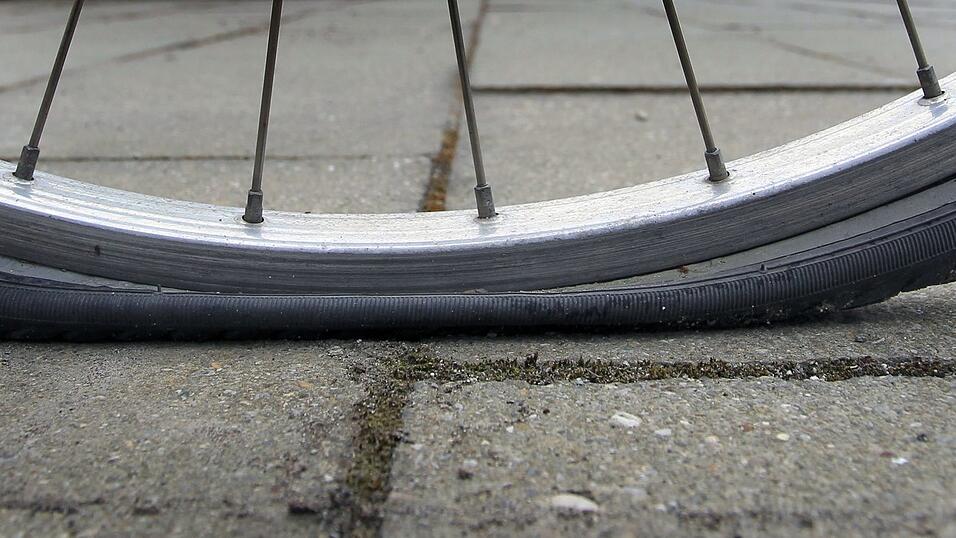 Mit einem platten Reifen ist die Fahrradfahrt zu Ende. (Symbolbild)