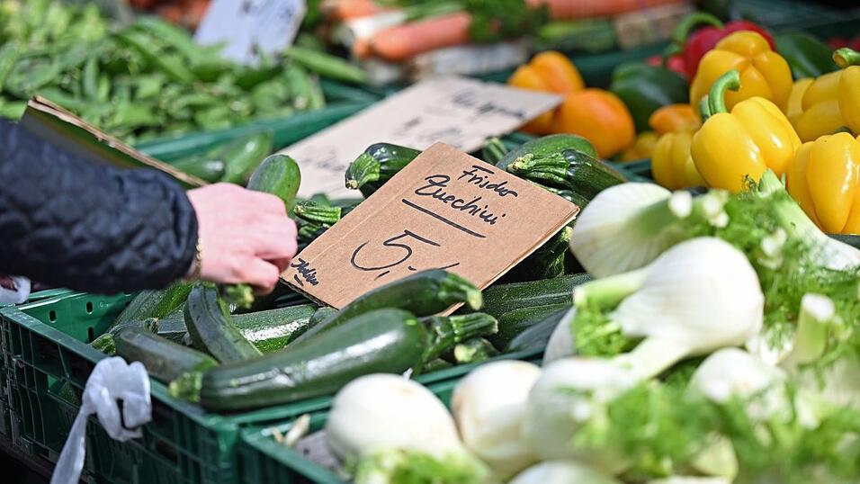 Eine Mehrheit der Menschen f&uuml;rchtet, dass es nicht bei h&ouml;heren Spritpreisen bleibt, sondern auch die Lebensmittelpreise anziehen. (Archivbild)