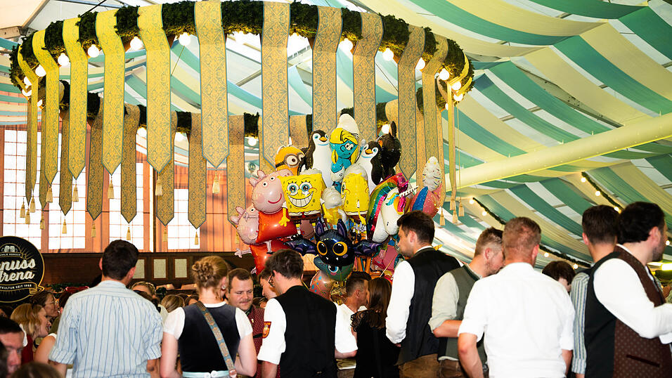 Die Partybilder vom Samstag, 15. August, aus dem Festzelt Wenisch. Die Partybilder vom Samstag, 15. August, aus dem Festzelt Wenisch.