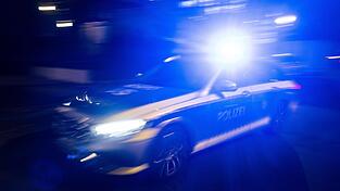 Bei der Schlägerei bei einer Hochzeitsfeier in Straubing wurden mehrere Personen verletzt. Elf Streifenfahrzeuge waren im Einsatz. Bei der Schlägerei bei einer Hochzeitsfeier in Straubing wurden mehrere Personen verletzt. Elf Streifenfahrzeuge waren im Einsatz.