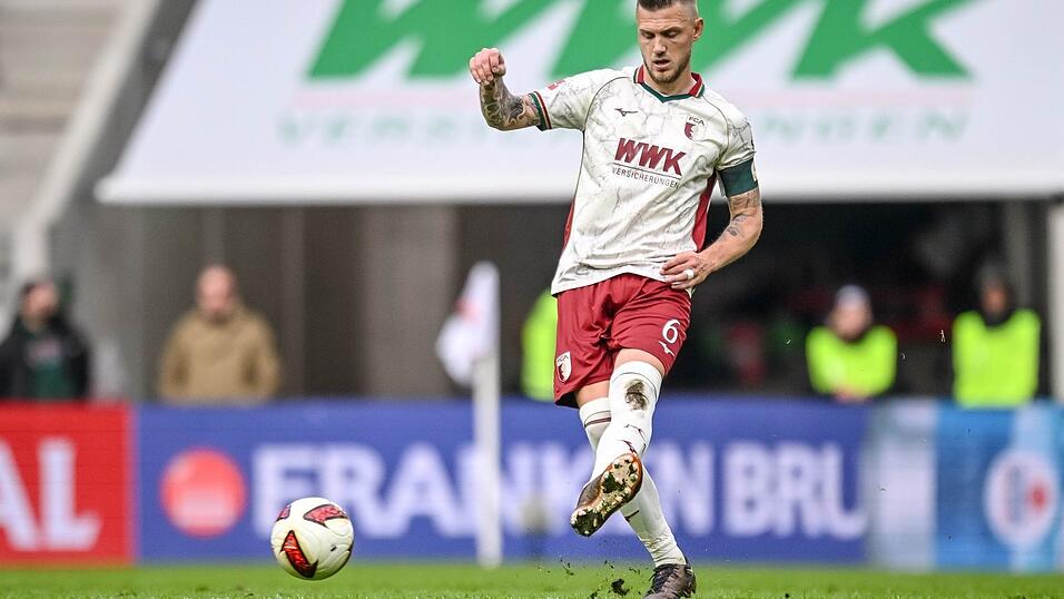 Augsburgs Rekordspieler Jeffrey Gouweleeuw am Ball. Augsburgs Rekordspieler Jeffrey Gouweleeuw am Ball.