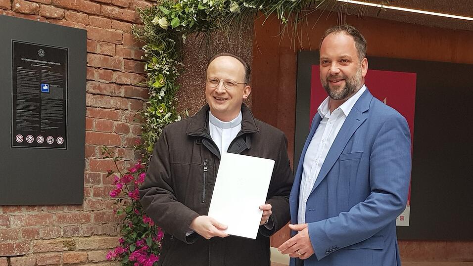 Die Erzdiözese München und Freising, vertreten durch Generalvikar Christoph Klingan (links), trug die Baukosten - und die Stadt Freising, vertreten durch Oberbürgermeister Tobias Eschenbacher, übernimmt die anfallenden jährlichen Betriebskosten in Höhe von rund 100000 Euro.