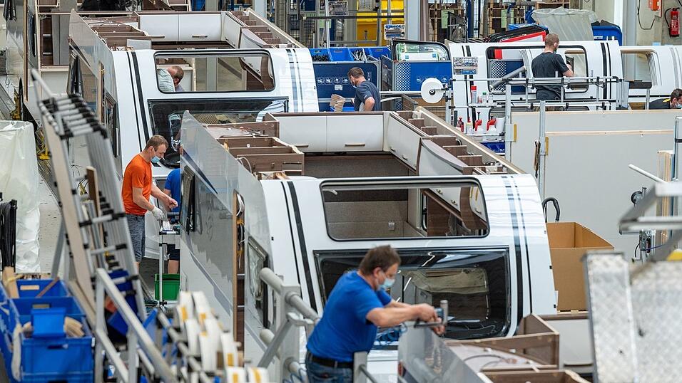 Obwohl die Nachfrage hoch ist, musste der Wohnwagen- und Wohnmobilhersteller Knaus Tabbert seine Prognose erneut k&uuml;rzen. (Archivbild)