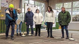 Mit Schwung bei der Sache (von links): Dr. Stefan Scheingraber (BSW), Ileana Pößl (FDP), Tina Winklmann (Grüne), Marianne Schieder (SPD), Martina Englhardt-Kopf (CSU) und Jürgen Rappert (Werteunion). Mit Schwung bei der Sache (von links): Dr. Stefan Scheingraber (BSW), Ileana Pößl (FDP), Tina Winklmann (Grüne), Marianne Schieder (SPD), Martina Englhardt-Kopf (CSU) und Jürgen Rappert (Werteunion).