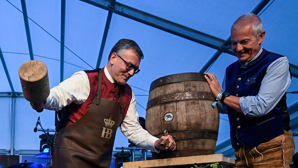 Drei kraftvolle Schläge durch Staatskanzleichef Florian Herrmann (CSU) - dann floss das Oktoberfestbier