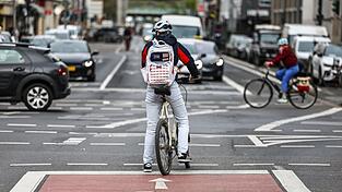 Für 14 Prozent ihrer Wege nehmen die Dingolfinger das Fahrrad oder E-Bike. In der Bergstadt Landau sind es nur zehn Prozent - im Umland noch weniger. Für 14 Prozent ihrer Wege nehmen die Dingolfinger das Fahrrad oder E-Bike. In der Bergstadt Landau sind es nur zehn Prozent - im Umland noch weniger.