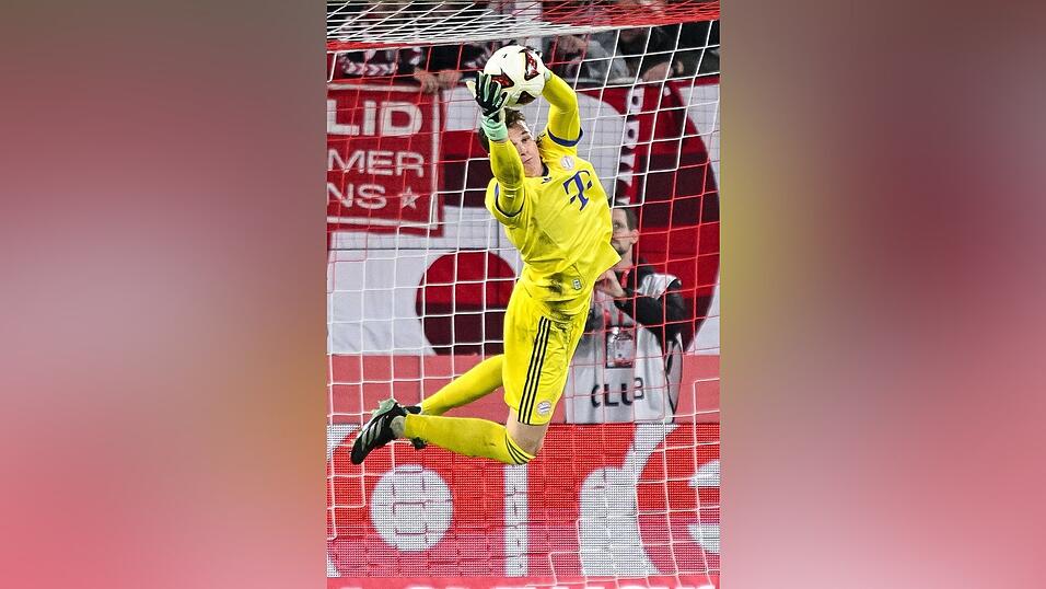Jonas Urbig wird auch im Pokal wieder im Bayern-Tor stehen. Manuel Neuer fehlt weiter angeschlagen. (Archivbild) Jonas Urbig wird auch im Pokal wieder im Bayern-Tor stehen. Manuel Neuer fehlt weiter angeschlagen. (Archivbild)