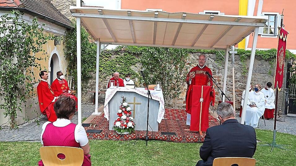 Generalvikar Michael Fuchs zelebrierte den Festgottesdienst, der im Freien vor der Pfarrkirche Sankt Laurentius stattfand. Bei der Andacht wurde auch der verstorbenen Mitglieder der Herz-Jesu-Bruderschaft gedacht.