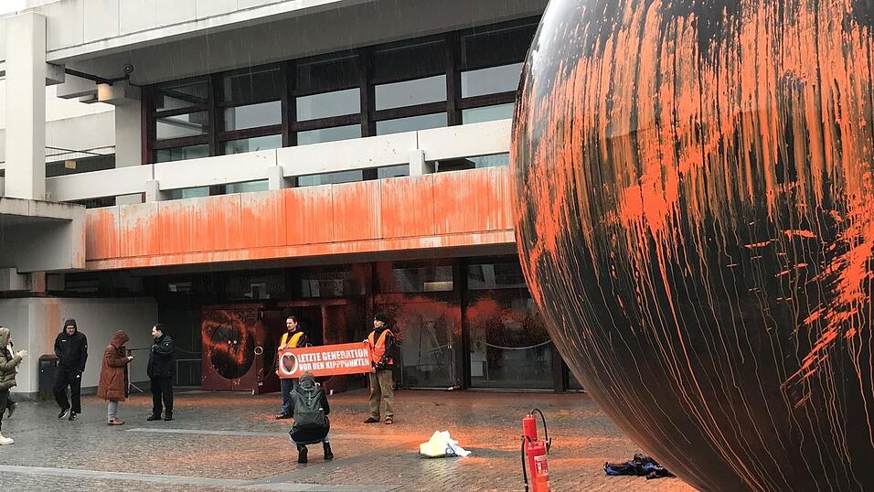 Der Haupteingang und die bekannte 'Kugel' auf dem zentralen Campus bekamen Farbe ab.