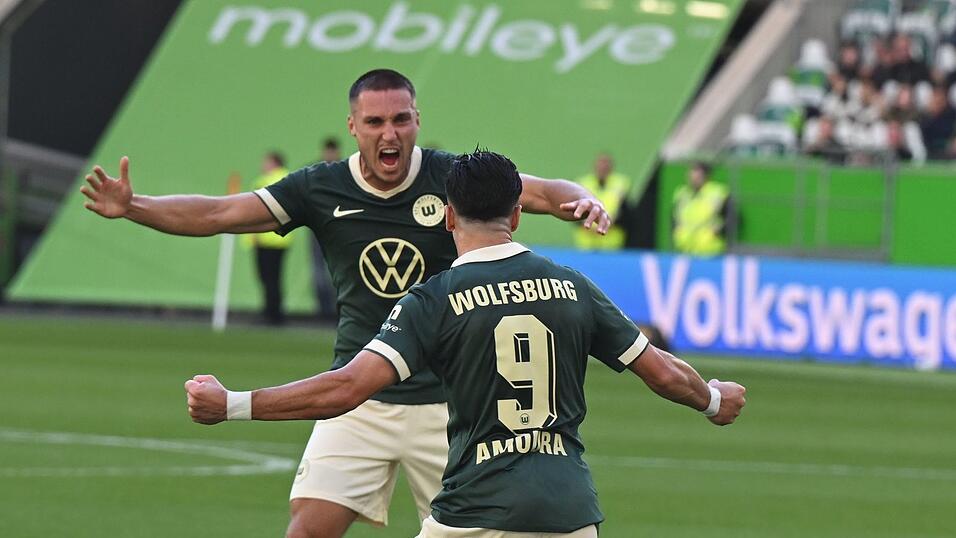 Wolfsburger Jubel: Mohamed Amoura (vorn) und Kilian Fischer nach dem Tor zum 1:1.
