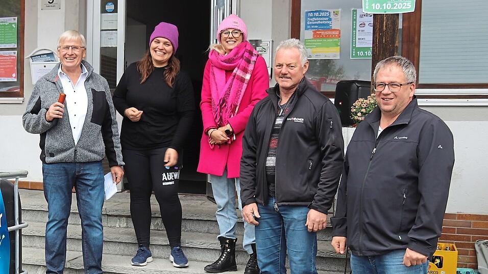 Bürgermeister Helmut Heumann (links), sein Stellvertreter Georg Babl (Zweiter von rechts) und Geschäftsleiter Johann Braun (rechts) mit Katharina Tratter (Zweite von links) und Eva Liedtke (Dritte von rechts) von der Gesundheitsregion plus, die den Tag organisiert hat.