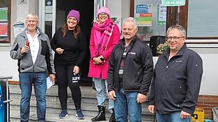 Bürgermeister Helmut Heumann (links), sein Stellvertreter Georg Babl (Zweiter von rechts) und Geschäftsleiter Johann Braun (rechts) mit Katharina Tratter (Zweite von links) und Eva Liedtke (Dritte von rechts) von der Gesundheitsregion plus, die den Tag organisiert hat.