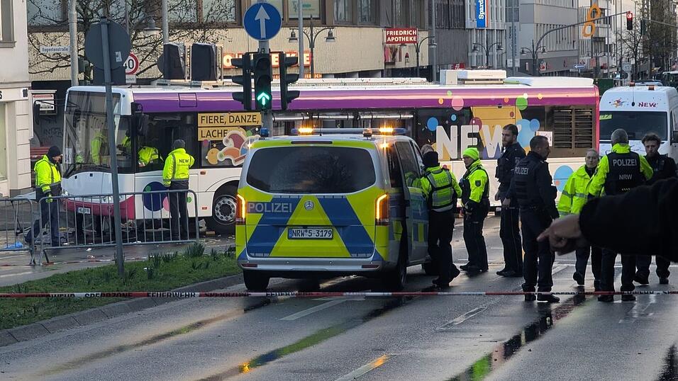 Der schwere Unfall passierte beim M&ouml;nchengladbacher Veilchendienstagszug.