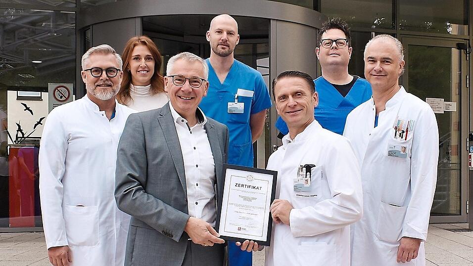 Ärztlicher Direktor Heribert Fröschl (l.) und Landrat Werner Bumeder gratulieren dem Team um Chefarzt Edmond Skenderaj (3. v. r.) zur erfolgreichen Zertifizierung. Mit ihm zeigen sich Qualitätsmanagerin Margarita Mayer (v.l.), pflegerische Teamleitung Markus Glashauser, pflegerischer Bereichsleiter Dirk Singer und Oberarzt Wolfgang Urban erfreut über die Auszeichnung. Ärztlicher Direktor Heribert Fröschl (l.) und Landrat Werner Bumeder gratulieren dem Team um Chefarzt Edmond Skenderaj (3. v. r.) zur erfolgreichen Zertifizierung. Mit ihm zeigen sich Qualitätsmanagerin Margarita Mayer (v.l.), pflegerische Teamleitung Markus Glashauser, pflegerischer Bereichsleiter Dirk Singer und Oberarzt Wolfgang Urban erfreut über die Auszeichnung.