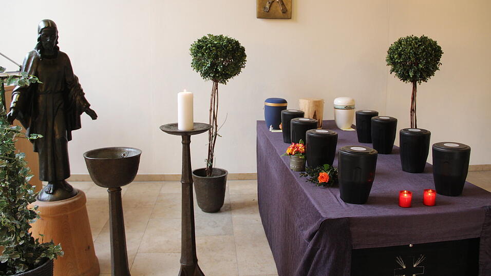 Schlichter, aber w&uuml;rdevoller Abschied: Zweimal im Jahr findet in Deggendorf eine Trauerandacht f&uuml;r Menschen statt, die anonym bestattet werden.