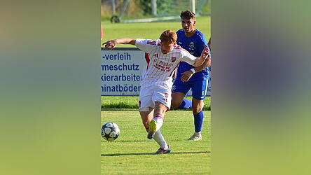 Philipp Macht (vorne) und der TSV Seebach m&uuml;ssen sich nach der 1:7-Heimpleite gegen den SV Wenzenbach im niederbayerischen Duell beim FC Sturm Hauzenberg gewaltig steigern.