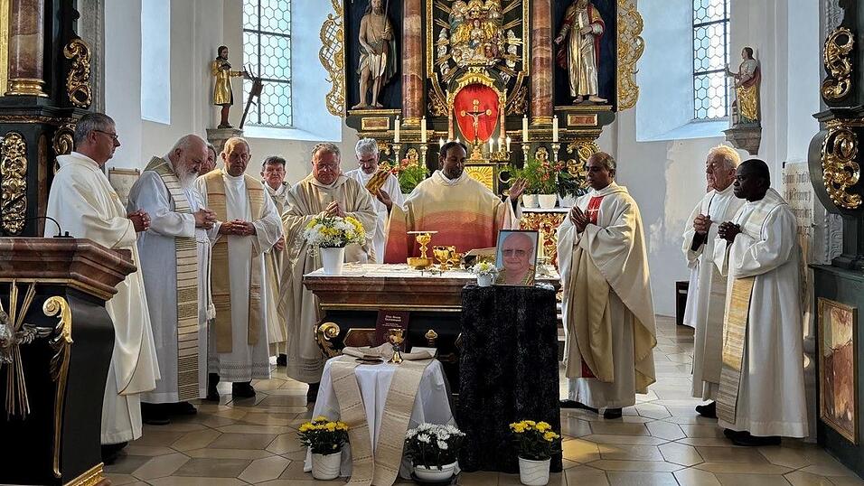 Pfarrer und Diakone aus mehreren Pfarreien feierten den Auferstehungsgottesdienst f&uuml;r den verstorbenen Pfarrer Renner.