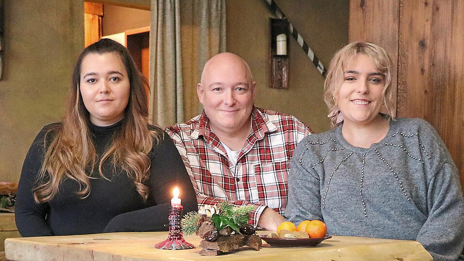 Weil er an Krebs erkrankt ist, hat sich Stephen McDonald entschieden sein Lokal zu schlie&szlig;en. Seine T&ouml;chter Marisa (links) und Lisa unterst&uuml;tzen ihren Vater, wo sie nur k&ouml;nnen.