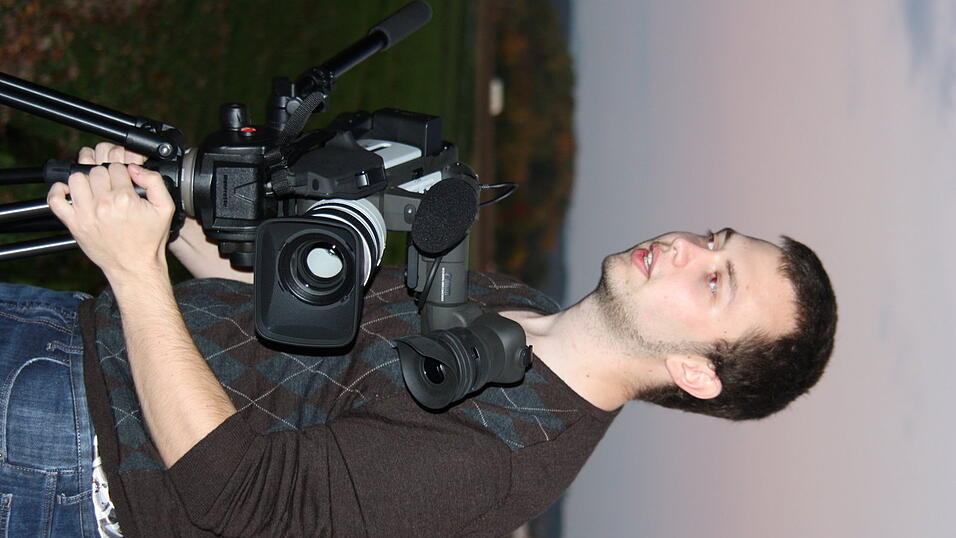 Videojournalist Mathias Adam (21) vor und hinter der Kamera. (Foto: Pfeffer)