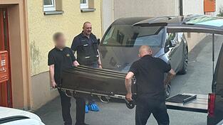 Ein Sarg wir aus dem Haus getragen - ein 31-jähriger Mann wurde dort getötet. Ein Sarg wir aus dem Haus getragen - ein 31-jähriger Mann wurde dort getötet.
