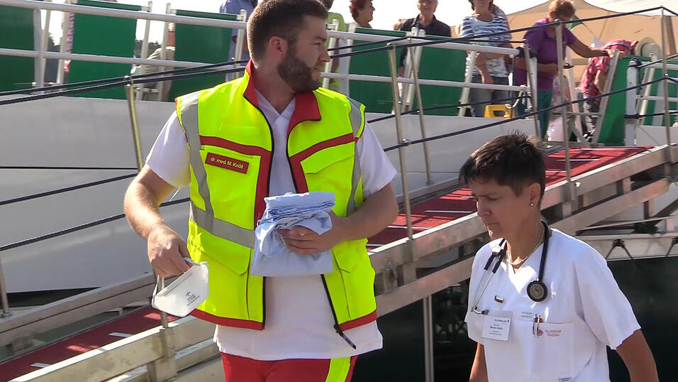 Magen-Darm-Infekt an Bord einer Donau-Kreuzfahrt! Etwa 120 G&auml;ste waren von Ungarn aus mit dem Schiff nach Passau gestartet. Dort mussten letztlich 13 Passagiere &auml;rztlich versorgt werden.