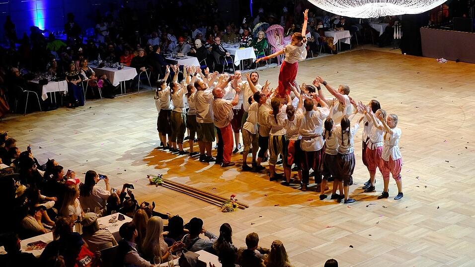 Der Künstlerball bot ein großes Showprogramm. Der Künstlerball bot ein großes Showprogramm.