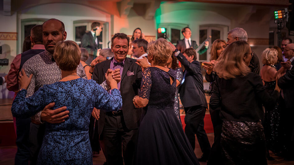 Anlässlich des 225-jährigen Bestehens veranstaltete das Landshuter Modehaus Oberpaur eine Jubliäumsgala - samt Vorführung historischer Abendkleider. Anlässlich des 225-jährigen Bestehens veranstaltete das Landshuter Modehaus Oberpaur eine Jubliäumsgala - samt Vorführung historischer Abendkleider.