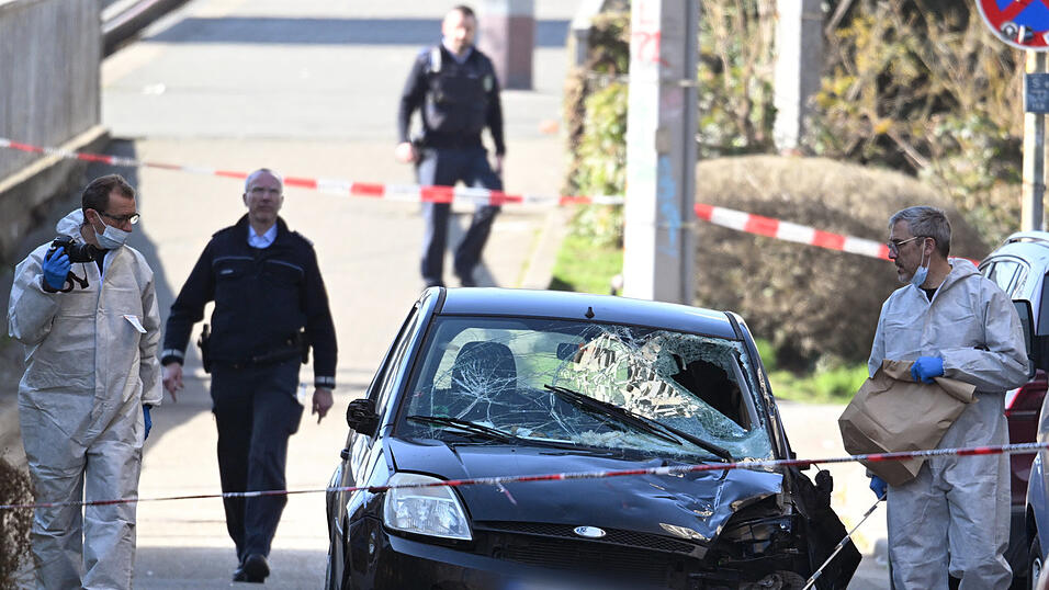 Beamte der Spurensicherung untersuchen ein beschädigtes Fahrzeug an einer Zufahrt zur Rheinbrücke. Nach einem Vorfall mit einem Auto in der Mannheimer Innenstadt mit mindestens einem Toten und mehreren Verletzten ist der mutmaßliche Fahrer nach Polizeiangaben festgenommen worden. Nach Polizeiangaben war ein Fahrzeug in eine Menschenmenge gefahren. 
