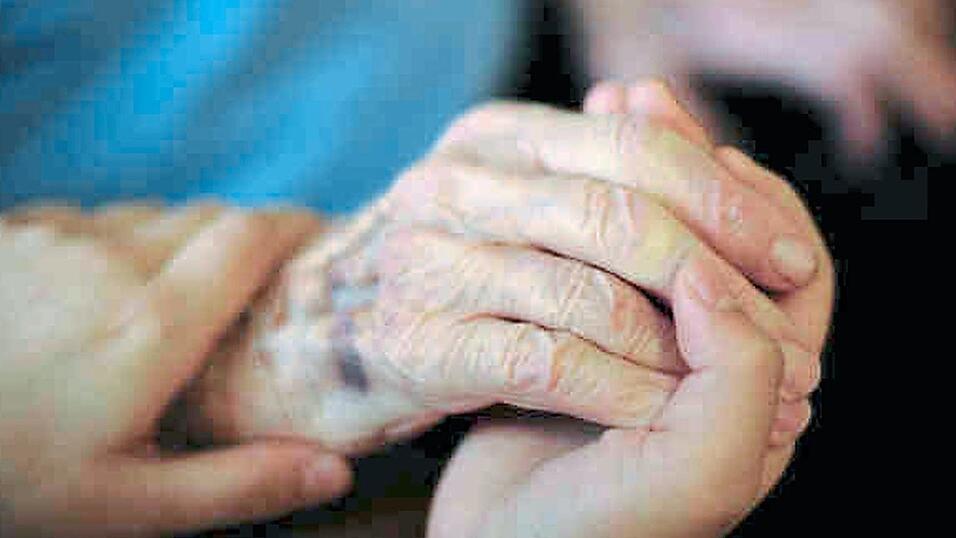 Seniorenpolitik geht alle Generationen an: Vor diesem Hintergrund hat der Landkreis das „Seniorenpolitische Gesamtkonzept“ überarbeitet. Seniorenpolitik geht alle Generationen an: Vor diesem Hintergrund hat der Landkreis das „Seniorenpolitische Gesamtkonzept“ überarbeitet.