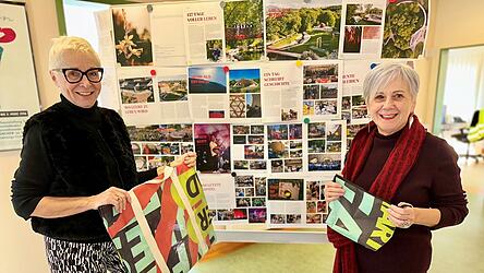 Ein passendes Weihnachtsgeschenk? Claudia Knoll (links) und Heidi Wolf präsentieren die Landesgartenschau-Taschen vor dem Layout des Further LGS-Buches. Beides wird es ab dem 29. November geben. Ein passendes Weihnachtsgeschenk? Claudia Knoll (links) und Heidi Wolf präsentieren die Landesgartenschau-Taschen vor dem Layout des Further LGS-Buches. Beides wird es ab dem 29. November geben.