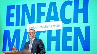 Digitalminister Karsten Wildberger erklärt das Ziel des Meldeportals für Bürokratie: Vorschriften verschlanken und Abläufe vereinfachen. Digitalminister Karsten Wildberger erklärt das Ziel des Meldeportals für Bürokratie: Vorschriften verschlanken und Abläufe vereinfachen.