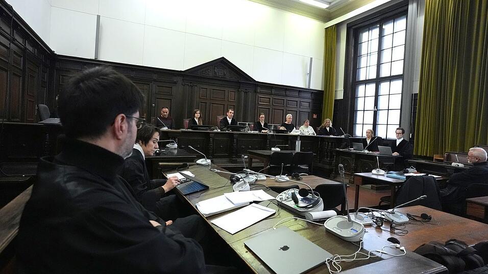 82 Verhandlungstage sind bis Mitte Dezember bereits anberaumt. 82 Verhandlungstage sind bis Mitte Dezember bereits anberaumt.