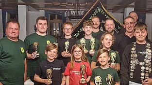 Sch&uuml;tzenmeister Ewald Socher (hinten rechts) und J&uuml;rgen Schmelz (vorne links) gratulierten den Besten der Disziplinen, die bei der Saisonabschlussfeier ihre Auszeichnungen erhielten.