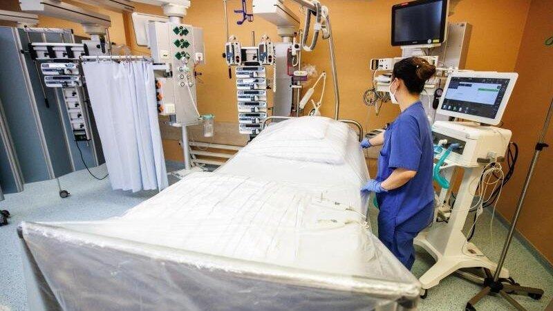 Eine Krankenschwester in einer Klinik in Gauting.
