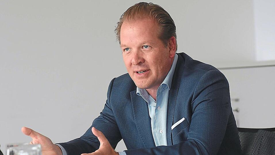 Was für die Porzellanherstellung eine kleine Revolution ist, lässt tief blicken in die Abgründe der trägen Transformation hin zur Nachhaltigkeit, sagt Philipp Diekmann, der Vorstandsvorsitzende von BHS Tabletop. Was für die Porzellanherstellung eine kleine Revolution ist, lässt tief blicken in die Abgründe der trägen Transformation hin zur Nachhaltigkeit, sagt Philipp Diekmann, der Vorstandsvorsitzende von BHS Tabletop.