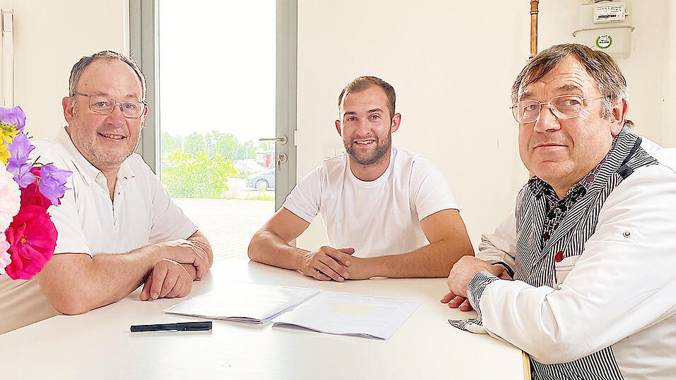 Der Mitte-20-J&auml;hrige Johannes Steinmaier (Mitte) unterzeichnet den Pachtvertrag mit Ludwig (l.) und Johann Stra&szlig;burger, um das Gesch&auml;ft in der Weixerau zu &uuml;bernehmen.