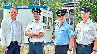 MdL Julian Preidl am Montagnachmittag am Grenzübergang Furth im Wald/Schafberg im Gespräch mit Philipp Rammrath, Martin Huber und Reiner Weigand (von links).