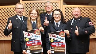 Vorfreude auf das 150. Gr&uuml;ndungsfest der Feuerwehr J&auml;gerndorf mit einer &bdquo;Blaulicht-Party&ldquo; zum Auftakt: (v. l.): Vorsitzender G&uuml;nther Deingruber, die Festdamen Helena Hupfloher und Kathrin Hecker, zweiter Vorsitzender Tobias H&ouml;cherl und zweiter Kommandant Wolfgang Holzner