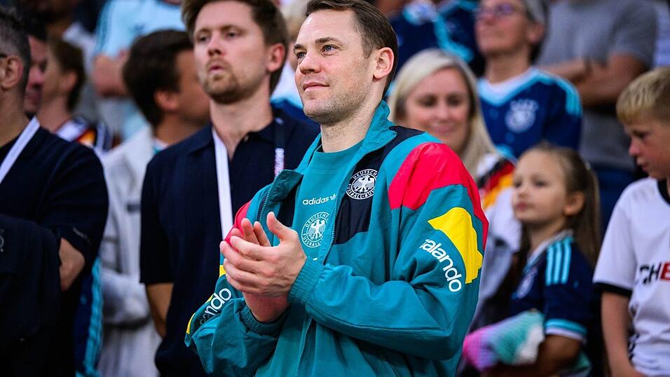 Manuel Neuer schaut beim Testspiel der DFB-Elf zu. (Archivbild)
