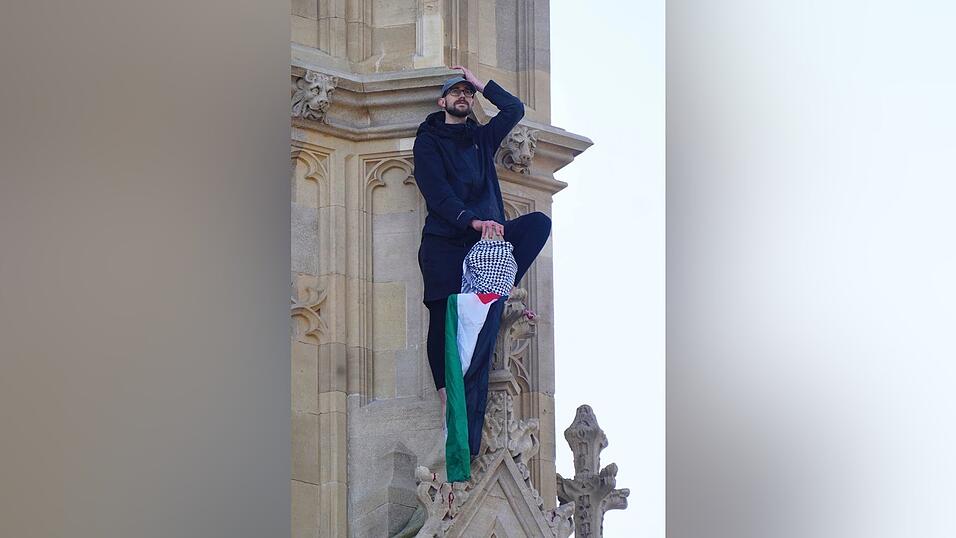 Gro&szlig;einsatz in London: Ein Mann ist auf den Turm mit der Glocke Big Ben geklettert.