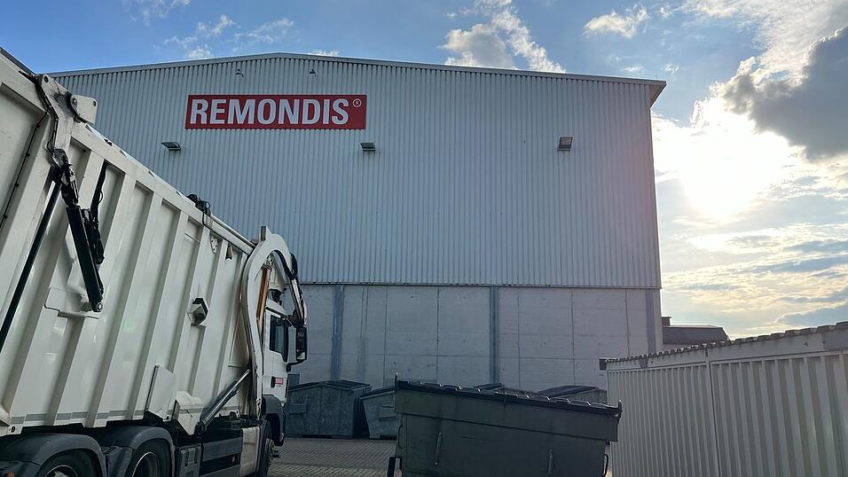 Müllfahrzeug und Container vor einer Remondis-Halle - das Abfallunternehmen ist in vielen Regionen Deutschlands sehr präsent.