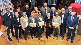 Die Preistr&auml;ger Irene Ilgmeier, Sarah Hausladen und Melanie Dullinger mit ihren Urkunden (v.l.) zusammen mit Vertretern aus Politik, Rotary Club, Sparkasse, Laudatoren, Musikern und Renate Hinsken (6.v.r.).