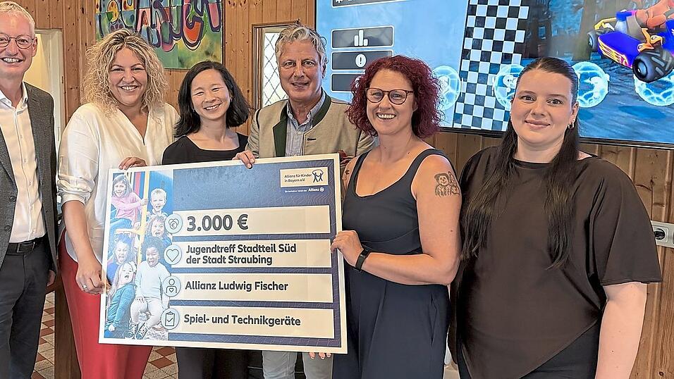 Oberbürgermeister Markus Pannermayr, Martina Fischer, Châu Báu Tang-Rupp, Ludwig Fischer, Kerstin Wagner und Hanna Frischhut (v.l.) möchten den Jugendtreff weiter ausbauen und dafür sorgen, dass die Jugendlichen dort Freunde finden können. Vor allem diejenigen, die sonst keinen haben. Oberbürgermeister Markus Pannermayr, Martina Fischer, Châu Báu Tang-Rupp, Ludwig Fischer, Kerstin Wagner und Hanna Frischhut (v.l.) möchten den Jugendtreff weiter ausbauen und dafür sorgen, dass die Jugendlichen dort Freunde finden können. Vor allem diejenigen, die sonst keinen haben.
