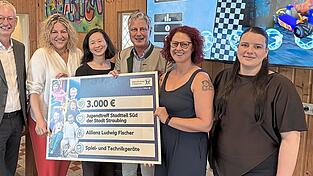 Oberbürgermeister Markus Pannermayr, Martina Fischer, Châu Báu Tang-Rupp, Ludwig Fischer, Kerstin Wagner und Hanna Frischhut (v.l.) möchten den Jugendtreff weiter ausbauen und dafür sorgen, dass die Jugendlichen dort Freunde finden können. Vor allem diejenigen, die sonst keinen haben. Oberbürgermeister Markus Pannermayr, Martina Fischer, Châu Báu Tang-Rupp, Ludwig Fischer, Kerstin Wagner und Hanna Frischhut (v.l.) möchten den Jugendtreff weiter ausbauen und dafür sorgen, dass die Jugendlichen dort Freunde finden können. Vor allem diejenigen, die sonst keinen haben.