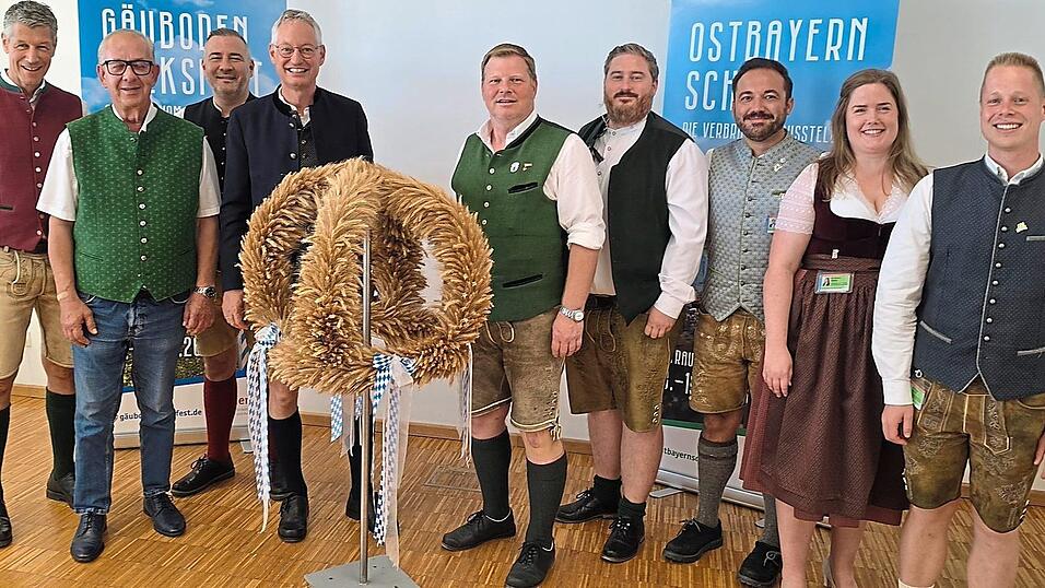 Roman Preis, Geschäftsführer der Ausstellungs- und Veranstaltungs GmbH, Günter Haimerl als Vorsitzender des Schaustellerverbands Ostbayern, Volksfestcheforganisator Daniel Winklmaier, Oberbürgermeister Markus Pannermayr, Andreas Pfeffer, Vizepräsident der deutschen Schausteller, und das Volksfestorganisationsteam (v.l.). Roman Preis, Geschäftsführer der Ausstellungs- und Veranstaltungs GmbH, Günter Haimerl als Vorsitzender des Schaustellerverbands Ostbayern, Volksfestcheforganisator Daniel Winklmaier, Oberbürgermeister Markus Pannermayr, Andreas Pfeffer, Vizepräsident der deutschen Schausteller, und das Volksfestorganisationsteam (v.l.).