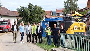 Stadtrat Markus Wanninger (von links), die stellvertretenden Bürgermeister Barbara Dankerl und Walter Dendorfer sowie Simon Luger und der Chamer Rathauschef Martin Stoiber inspizieren die Baustelle vorab. Stadtrat Markus Wanninger (von links), die stellvertretenden Bürgermeister Barbara Dankerl und Walter Dendorfer sowie Simon Luger und der Chamer Rathauschef Martin Stoiber inspizieren die Baustelle vorab.