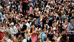 Beim Reservierungswechsel wird es voll auf der Wiesn.